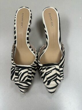 Gianni Bini Black & White Zebra Print Pointed Mule with Front Bow Size 9.5
